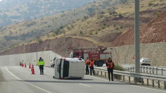 Batman'da Takla Atan Otomobil Trafiği Aksattı Batman'da Takla Atan Otomobil Trafiği Aksattı