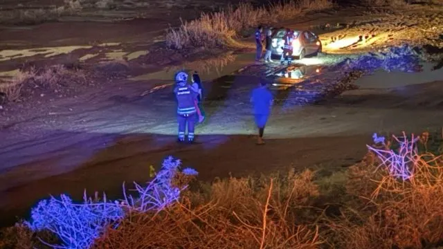 İskenderun'da Çamura Saplanan Otomobildeki Anne Ve İki Çocuğu İtfaiye Kurtardı