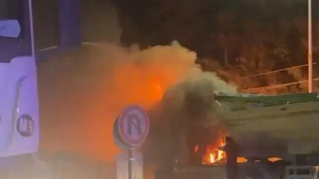 Arnavutköy'de Hafriyat Kamyonuna Beton Mikserinden Su Müdahalesi Arnavutköy'de Hafriyat Kamyonuna Beton Mikserinden Su Müdahalesi
