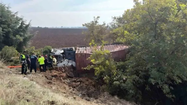 Bursa Karacabey'de Çekici Tarlaya Uçtu, Sürücü Hastaneye Kaldırıldı