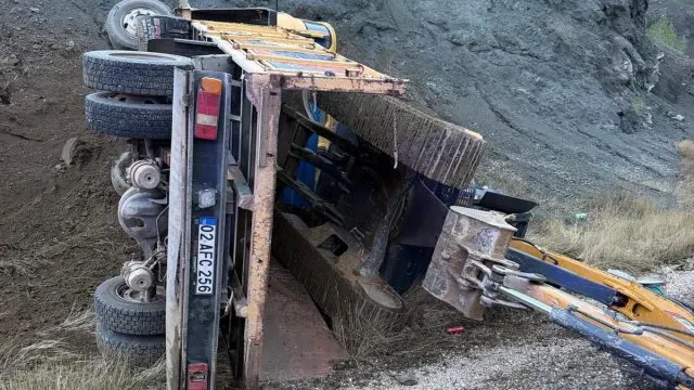 Gölbaşı'nda İş Makinesi Taşıyan Kamyon Şarampole Devrildi
