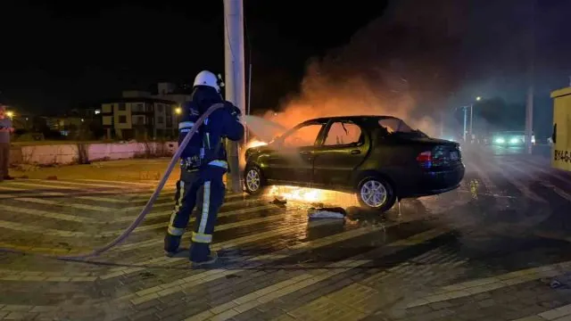 Serik’te Çarpışan Otomobil Alev Aldı: İki Yaralı Serik’te Çarpışan Otomobil Alev Aldı: İki Yaralı