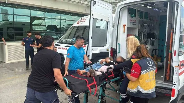 Mersin Tarsus'ta Tarım İşçilerini Taşıyan Minibüs İki Tırla Çarpıştı: 11 Yaralı Mersin Tarsus'ta Tarım İşçilerini Taşıyan Minibüs İki Tırla Çarpıştı: 11 Yaralı