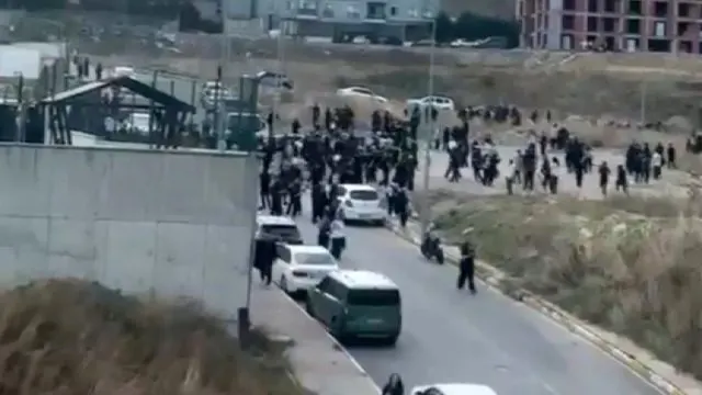 Esenyurt'ta Bir Lisede Öğrenciler Arasında Kavga Çıktı Esenyurt'ta Bir Lisede Öğrenciler Arasında Kavga Çıktı