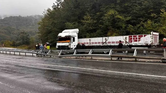 Düzce Akçakoca Yolunda Makaslayan Tır Trafiği Kilitledi