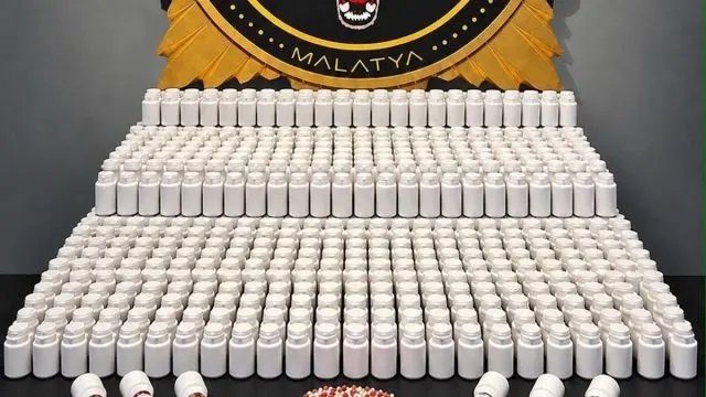 Malatya’da Sokak Satıcılarına Operasyonda 44 Bin 616 Hap Ele Geçirildi Malatya’da Sokak Satıcılarına Operasyonda 44 Bin 616 Hap Ele Geçirildi
