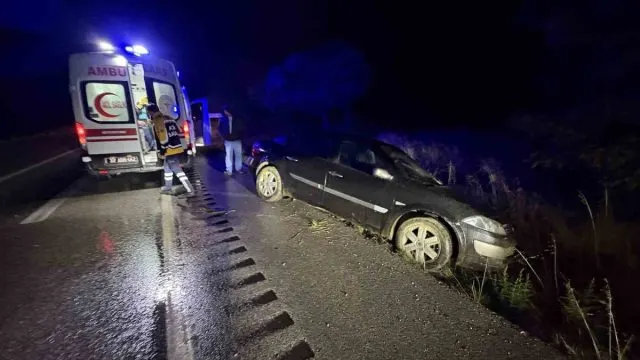 Tosya’da Yağış Nedeniyle Savrulan Otomobil Karşı Şeride Geçti