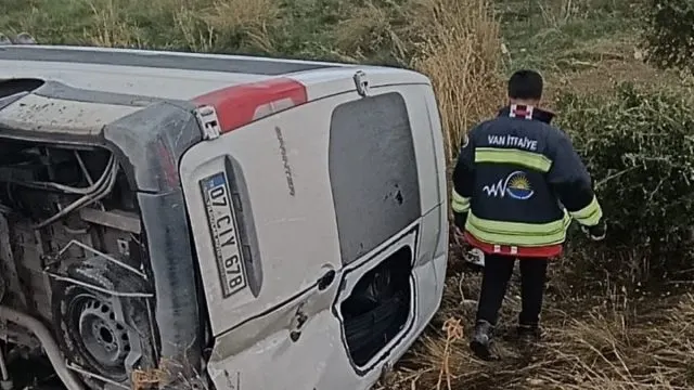 Van Gevaş'ta Minibüs Devrildi: 6 Yaralı