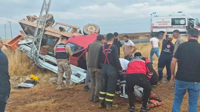 Ergani’de Elektrik Direğine Çarpan Kamyonet Devrildi: 5 Yaralı Ergani’de Elektrik Direğine Çarpan Kamyonet Devrildi: 5 Yaralı