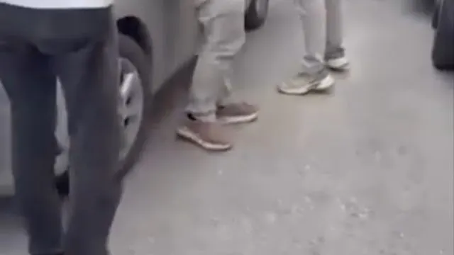 Mudanya’da Okul Önünde Servis Şoförleri Kavga Etti Mudanya’da Okul Önünde Servis Şoförleri Kavga Etti