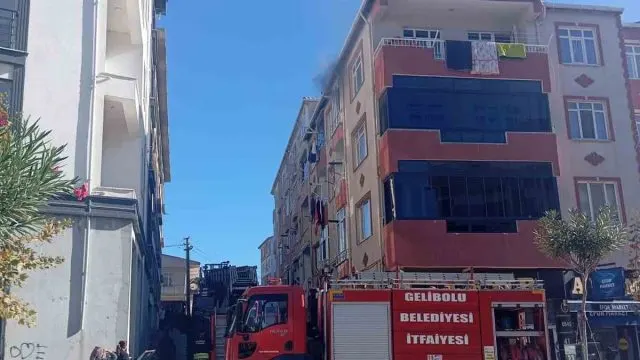 Gelibolu’da Apartman Yangını Büyümeden Söndürüldü Gelibolu’da Apartman Yangını Büyümeden Söndürüldü