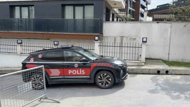 Arnavutköy'de Annesiyle Tartışan Kadın İ̇ett Durağının Camını Kırdı