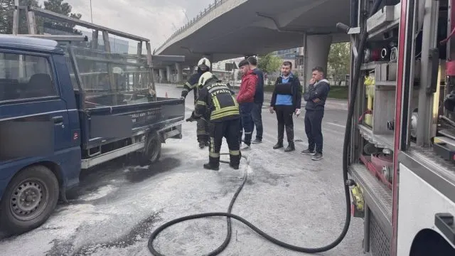 Kayseri Kocasinan'da Seyir Halindeki Kamyonetin Lastiği Yandı