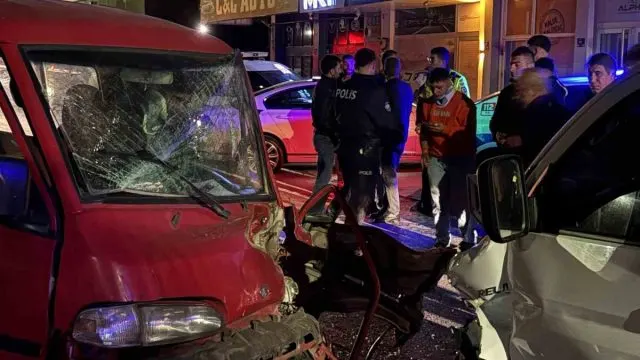Melikgazi’de Ters Yönden Gelen Pikap Kamyonetle Çarpıştı: 2 Yaralı Melikgazi’de Ters Yönden Gelen Pikap Kamyonetle Çarpıştı: 2 Yaralı