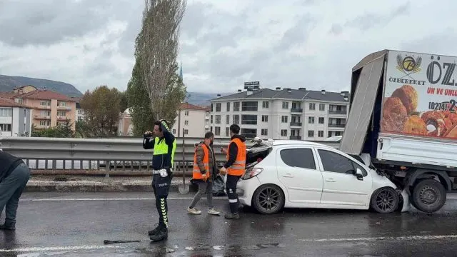Kütahya'da Tır, Otomobil Ve Kamyonetin Karıştığı Kazada 1 Kişi Yaralandı