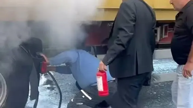 Bolu'da Seyir Halindeki Tırın Lastik Yangınına Vatandaş Müdahalesi Bolu'da Seyir Halindeki Tırın Lastik Yangınına Vatandaş Müdahalesi