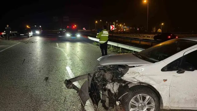 Düzce’de Bariyerlere Çarpan Otomobildeki Sürücü Yaralandı