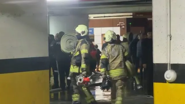 Başakşehir’de Otoparkta Çıkan Araç Yangını Siteyi Tahliye Ettirdi