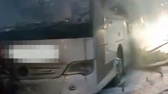 Bolu Tüneli Çıkışında Yolcu Otobüsü Yangında Kullanılamaz Hale Geldi Bolu Tüneli Çıkışında Yolcu Otobüsü Yangında Kullanılamaz Hale Geldi