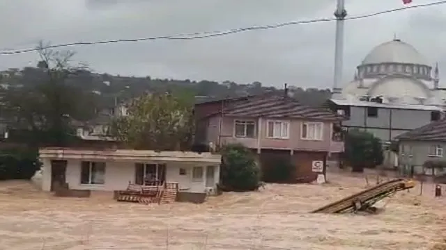 Karasu’da Sel Suları Yeniden Yükseldi, Giriş Katlarını Su Bastı
