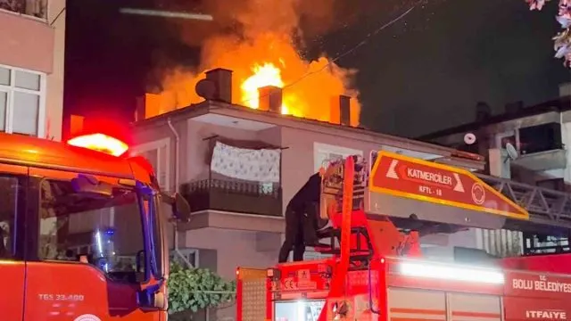 Bolu'da 3 Katlı Evin Çatısındaki Yangın Mahalleliyi Sokağa Çıkardı Bolu'da 3 Katlı Evin Çatısındaki Yangın Mahalleliyi Sokağa Çıkardı