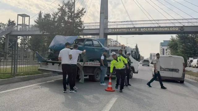 Adıyaman’da Otomobil Refüjde Durdu Adıyaman’da Otomobil Refüjde Durdu