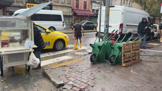 Karaköy’de Sağanak Sonrası Esnafın Su Tahliye Mesaisi
