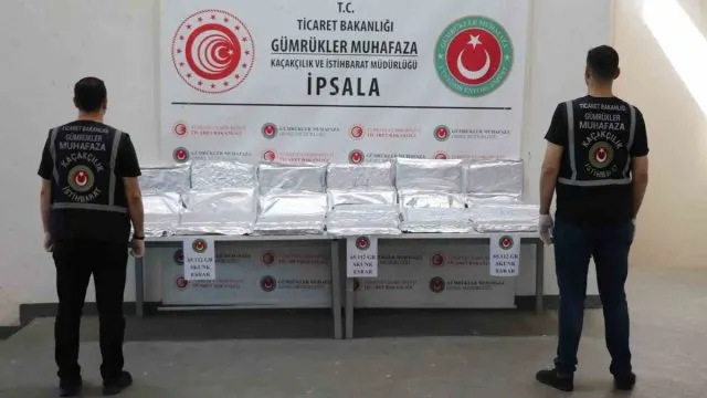 İpsala Gümrük Sahası'nda Minibüste 65 Kilo Uyuşturucu Ele Geçirildi İpsala Gümrük Sahası'nda Minibüste 65 Kilo Uyuşturucu Ele Geçirildi