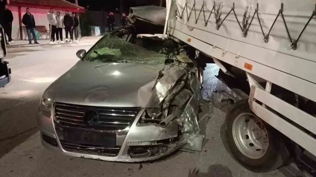 Amasya’da Otomobil Kamyonete Çarptı: Sürücü Yaralandı