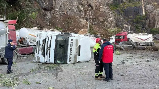 Hopa’daki Tır Parkında Heyelan: 1 Kişi Hayatını Kaybetti