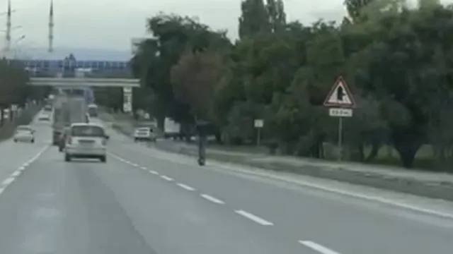 Eskişehir Çevreyolunda Kasksız Scooter Sürücüsü Tehlike Saçtı Eskişehir Çevreyolunda Kasksız Scooter Sürücüsü Tehlike Saçtı