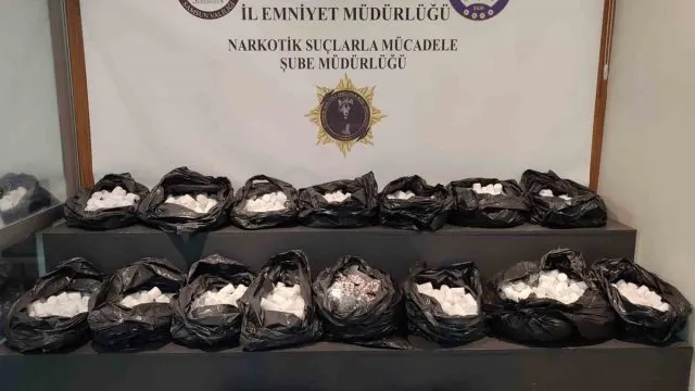 Samsun’da Dört Operasyonda 117 Bin 646 Sentetik Ecza Ele Geçirildi Samsun’da Dört Operasyonda 117 Bin 646 Sentetik Ecza Ele Geçirildi