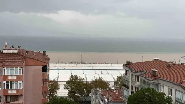 Mudanya Kıyılarında Sel Suları Denizi Kahverengiye Çevirdi