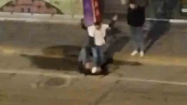 İzmit’te Yerdeki Erkeğin Yüzüne Ayağıyla Bastı İzmit’te Yerdeki Erkeğin Yüzüne Ayağıyla Bastı
