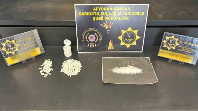 Afyonkarahisar'da Otomobilde Uyuşturucu Ve Sentetik Ecza Ele Geçirildi Afyonkarahisar'da Otomobilde Uyuşturucu Ve Sentetik Ecza Ele Geçirildi