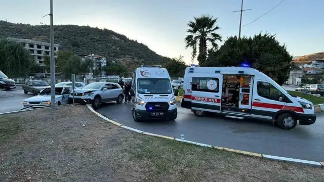 Söke'de Kavşakta Çarpışan İki Otomobilde 2 Kişi Yaralandı Söke'de Kavşakta Çarpışan İki Otomobilde 2 Kişi Yaralandı