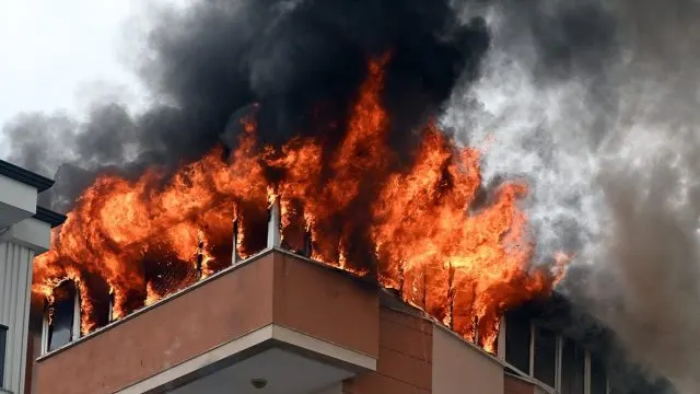Antalya'da 5 Katlı Apartmanda Çıkan Yangında Bir Kadın Polis Merkezine Götürüldü