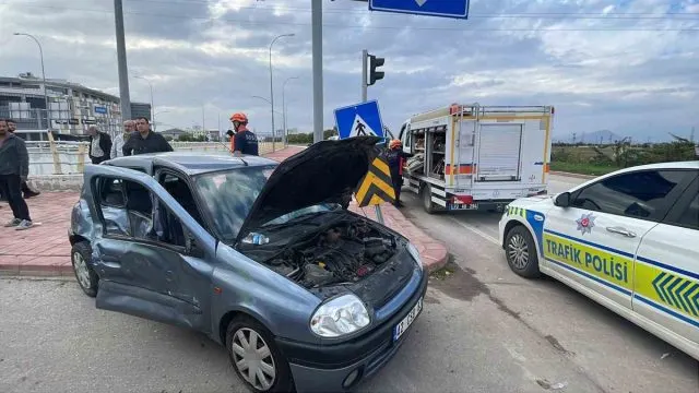 Karaman'da Otomobil Ve Kamyonet Çarpıştı: 3 Yaralı