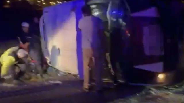 Nurdağı’nda İşçileri Taşıyan Minibüs İle Otomobil Çarpıştı Nurdağı’nda İşçileri Taşıyan Minibüs İle Otomobil Çarpıştı