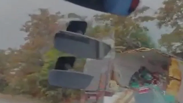 Acıpayam’da Kontrolden Çıkan Kamyon Şarampole Savruldu