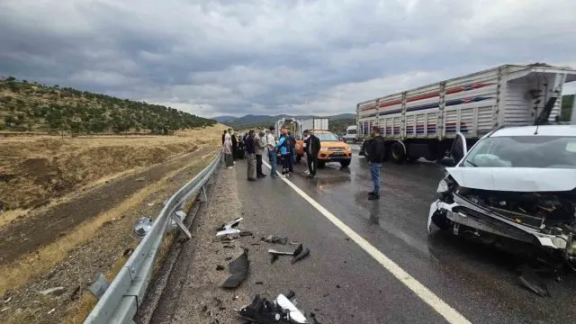 Bingöl’de Hafif Ticari Araç Bariyere Çarptı: 1 Yaralı