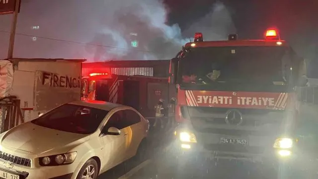 Esenyurt’ta Yorgan Üretim İş Yerinde Yangın Çıktı