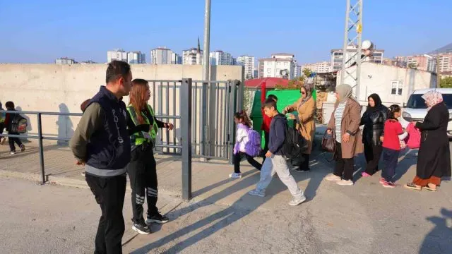 Kahramanmaraş’ta Okul Girişlerinde Polis Güvenliği Başladı Kahramanmaraş’ta Okul Girişlerinde Polis Güvenliği Başladı