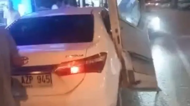Mersin Erdemli'de Minibüsün Kapısı Otomobile Saplandı Mersin Erdemli'de Minibüsün Kapısı Otomobile Saplandı