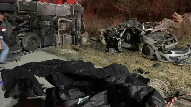 Gaziantep’te Feci Kaza: 7 Kişi Yaşamını Yitirdi Gaziantep’te Feci Kaza: 7 Kişi Yaşamını Yitirdi