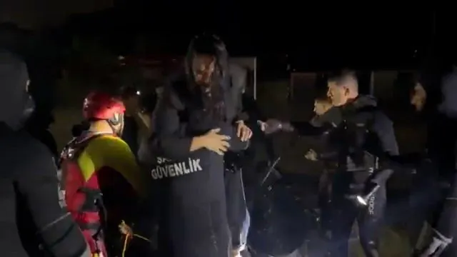 Sarıyer’de Sel Suyuna Kapılan Stüdyodan Demet Özdemir Kurtarıldı Sarıyer’de Sel Suyuna Kapılan Stüdyodan Demet Özdemir Kurtarıldı