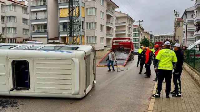 Afyonkarahisar'da İki Minibüs Çarpıştı: 16 Yaralı