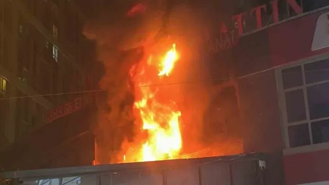 Esenyurt’ta İki Katlı İş Yerinde Yangına Müdahale Eden Kişi Yaralandı