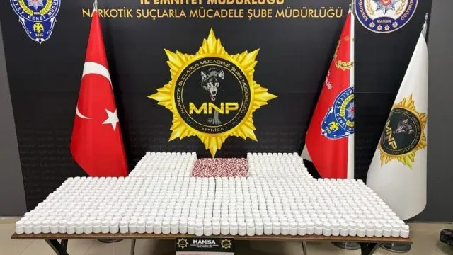 Manisa’da 57 Bin Sentetik Ecza Hapı Ele Geçirildi: İki Tutuklama Manisa’da 57 Bin Sentetik Ecza Hapı Ele Geçirildi: İki Tutuklama