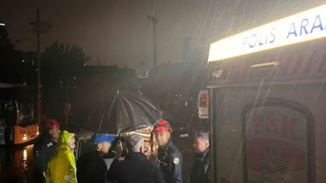 Yağışta Yollarda Mahsur Kalanlara Pak Ekiplerinden Destek